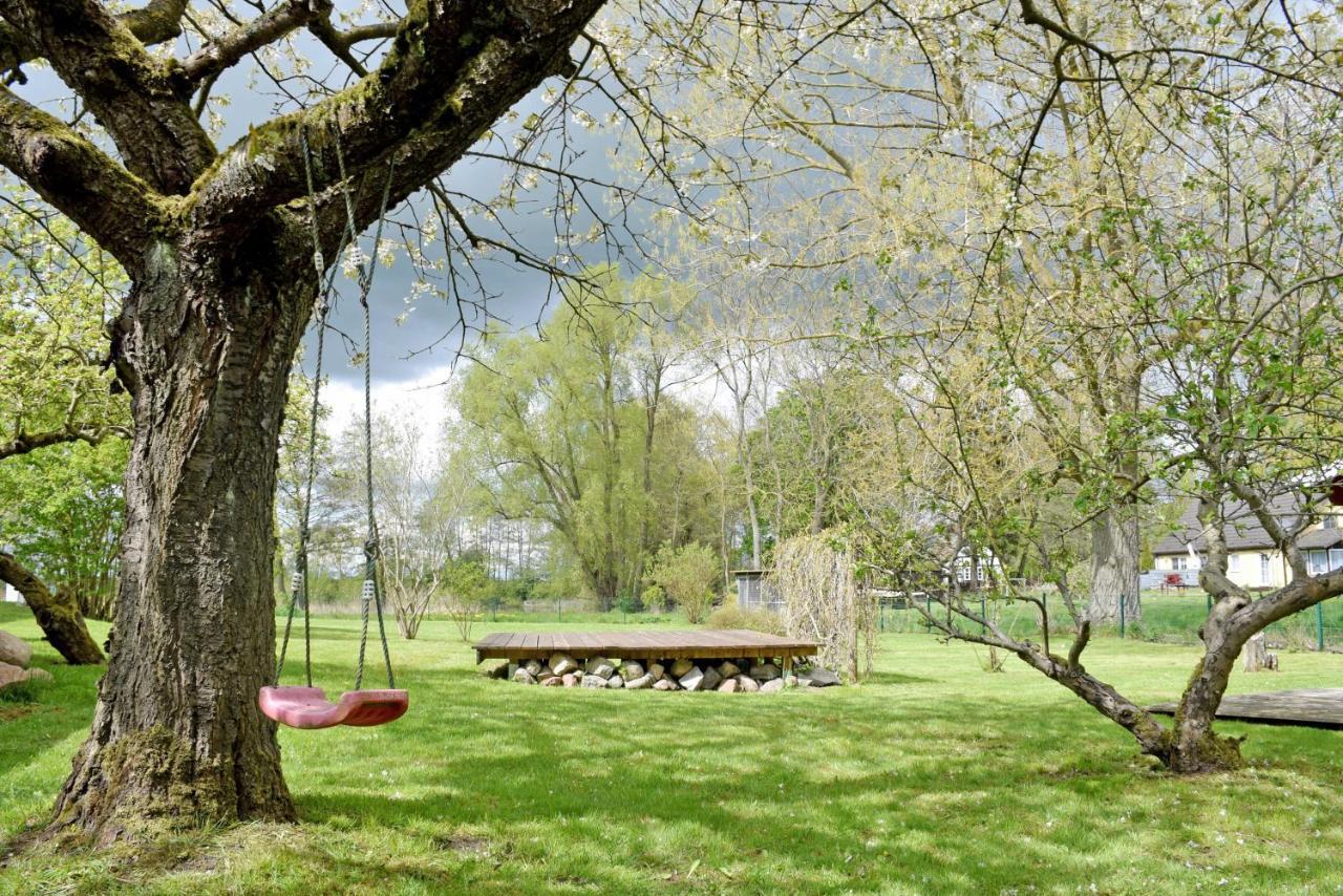 Ferienhaus und -wohnung unterm Reetdach in Woorke Patzig Exterior foto